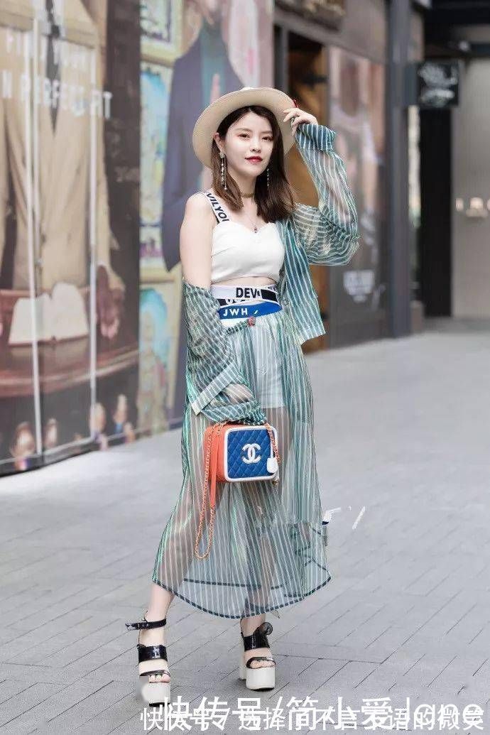 小姐姐身上|小姐姐脚上穿着一双粉色的尖头高跟鞋,充满了甜美的时尚气息