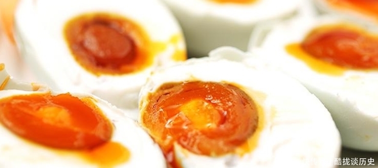 腌咸鸭蛋,别只加盐和白酒,多加40g它,个个流油,更香更入味