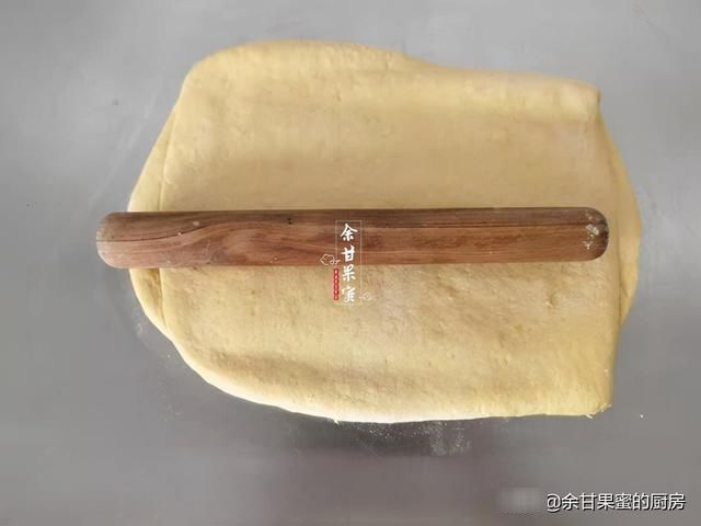 这道面食不用加水，制作过程简单，成品亮丽松软，无糖也甜美
