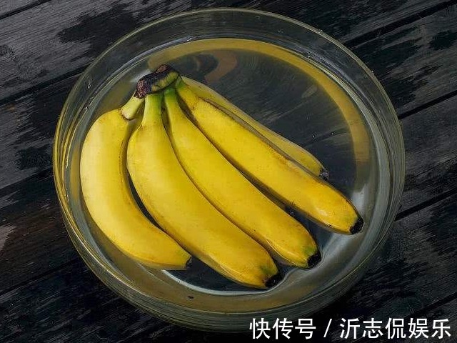 内皮|香蕉放在冰箱内皮冻黑了，能吃吗学会一招，香蕉放一周也不易烂