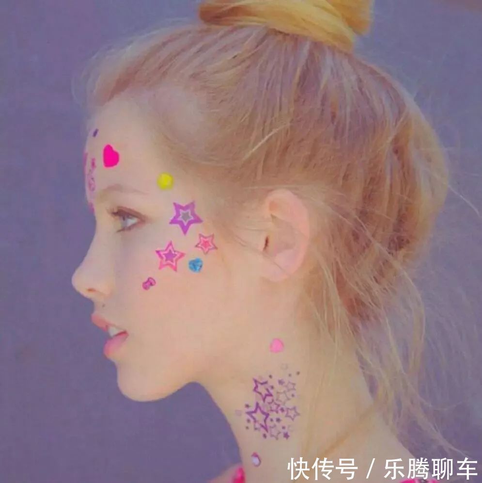 涂抹|女明星们从头到腿都在“化妆”锁骨涂高光,连耳朵都画上了腮红