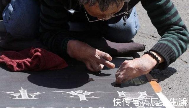 收购!乞丐苦练书法10年,自创字体被收购,摇身一变成千万富豪