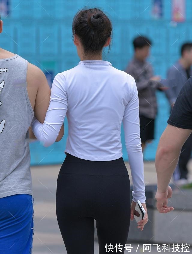 运动套装 黑白紧身运动套装，搭配亮黄色运动鞋，时髦亮眼！