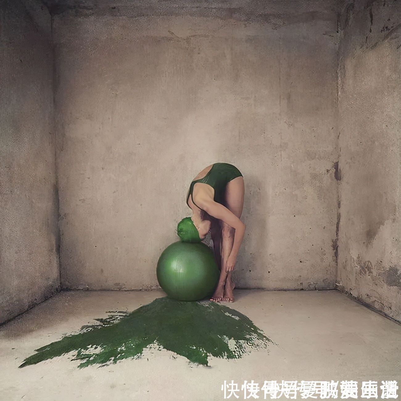 骑自行车|这画面真是绝了,女孩横躺在水里骑自行车,让人看上一眼就忘不了