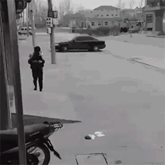 |搞笑GIF:我又翻车了,对!还是上次那个位置,求抓紧时间援救!