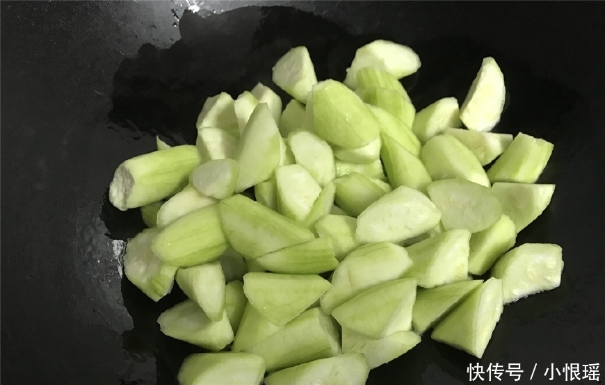 吃光|简单快手的家常菜,10分钟端上桌,炒时加两物,鲜美到汤都吃光