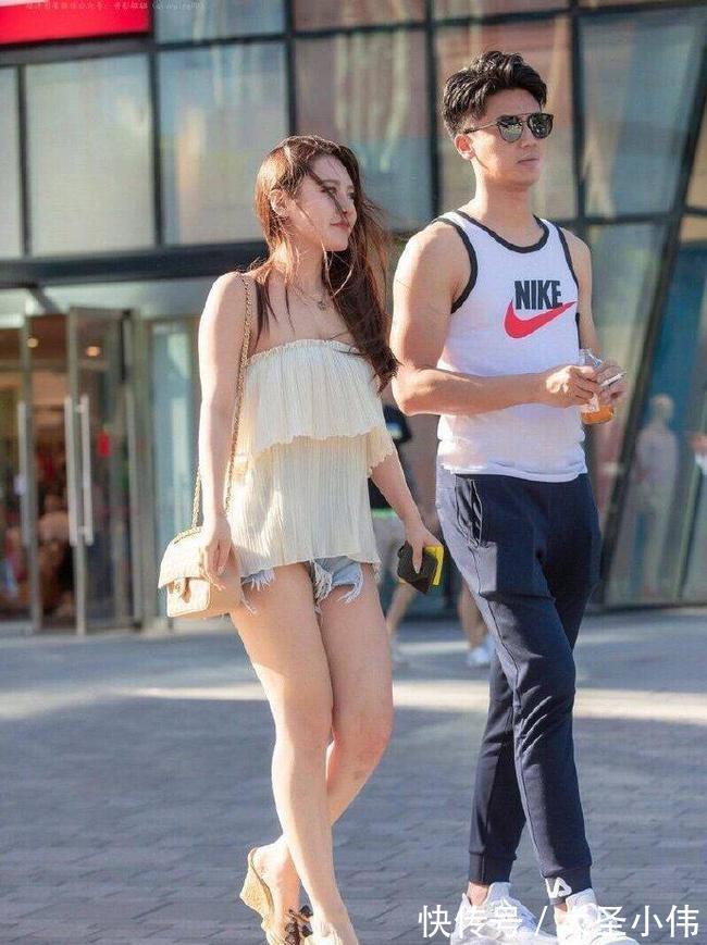 妹子|美女街拍:清爽的妹子陪阳光的男孩,裙子等短款搭配至关重要!