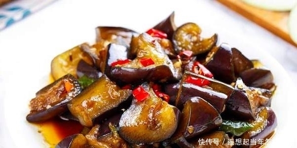 大厨|炒茄子切忌先放油，难怪油腻发黑，大厨教您一招，茄子香嫩不吸油