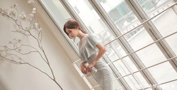 淡青|美女鉴赏:朦胧薄荷竹叶淡青吊摆连衣裙