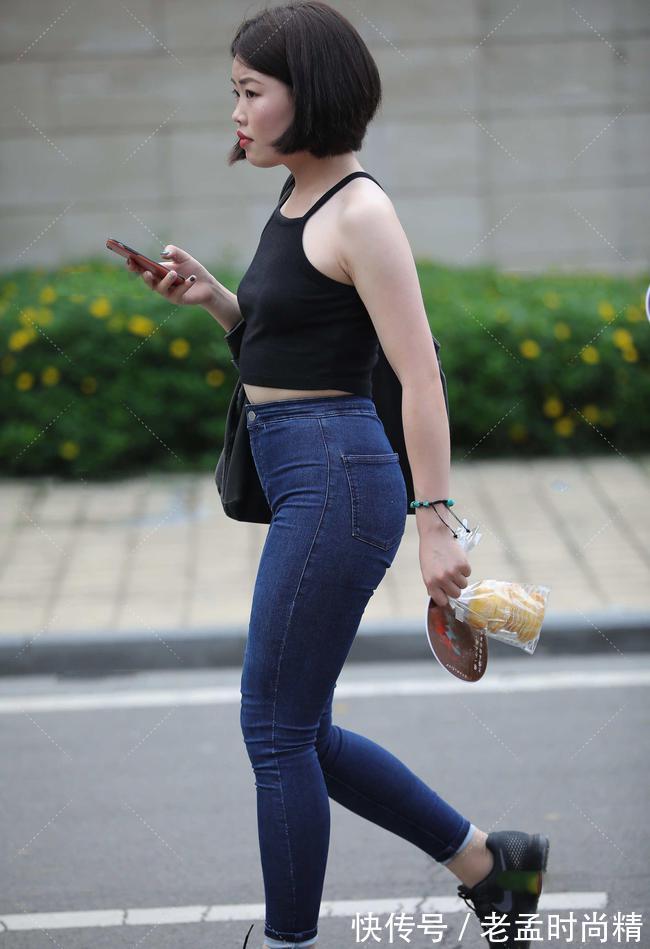 修身牛仔裤|黑色不只可以搭配白系,搭配蓝系牛仔裤,也可展现休闲时尚范儿