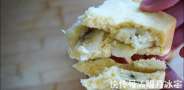 面饼|香蕉不要直接吃，加1碗玉米面，粗粮细做，比买的面包好吃