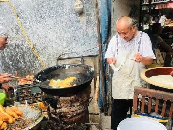 炸油条|大爷这种早餐一卖就是30年,一根卖到3块钱,来晚了都吃不到