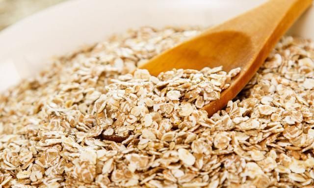 维生素d|燕麦是骨质疏松的“发物”?医生:若想养护骨骼,2种食物要少吃