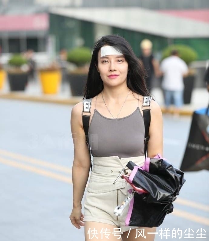 路人街拍微胖女孩也可以穿裸色,搭配对了就很时髦