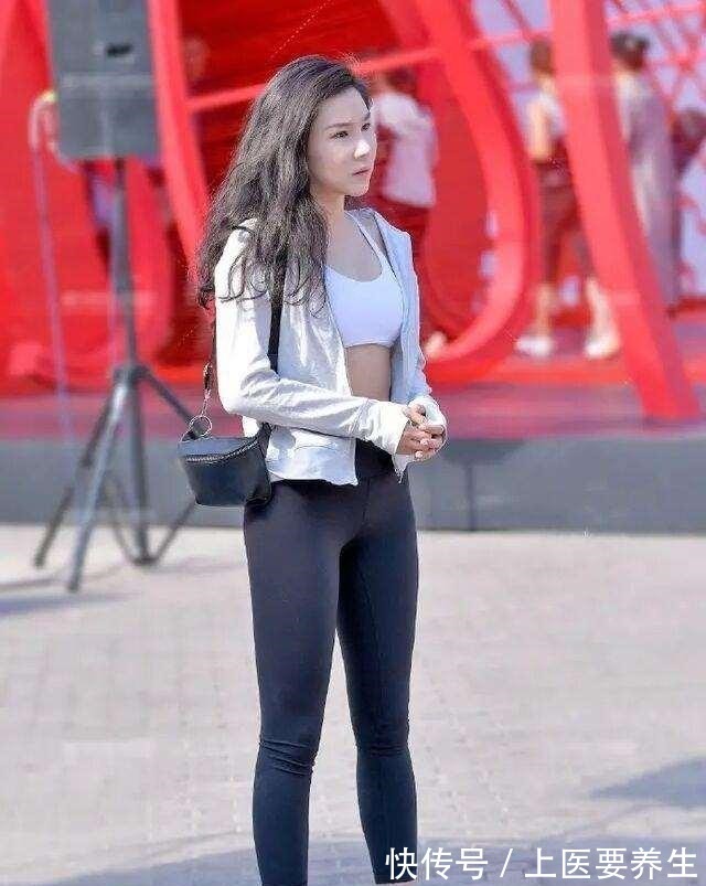 印花 果绿色泡泡袖上衣搭牛仔打底裤,甜美清新的风格,自带一种清凉感!