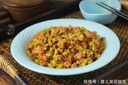 家常|下饭菜肉末炒粉条的家常做法,照着做,粉条不坨也不粘锅,倍儿香