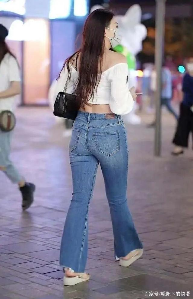 早秋牛仔裤这样穿搭，让造型美出时尚感，个性又气质