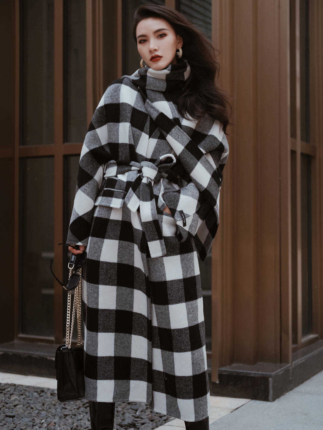 长筒靴|有品味的女人都穿什么大衣?看完潮人示范你就知道了,百搭还显瘦