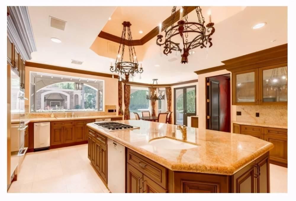 參觀董卿在美國的豪宅,超豪華衛(wèi)生間 一棟樓不下十個(gè)衛(wèi)生間