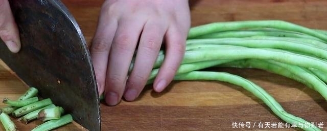 豆角切碎,加2个鸡蛋,筷子一搅,不用炒,出锅全家抢着吃