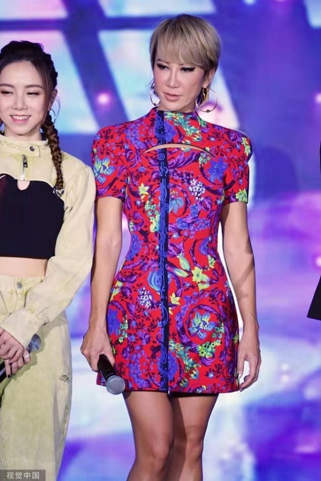 发色 李玟舞台造型真惊艳,复古中式旗袍大展迷人身姿,金色短发太吸睛