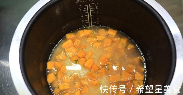 百吃不厌的南瓜焖饭，每年秋冬必吃几十锅，米饭香甜饱满筋道！