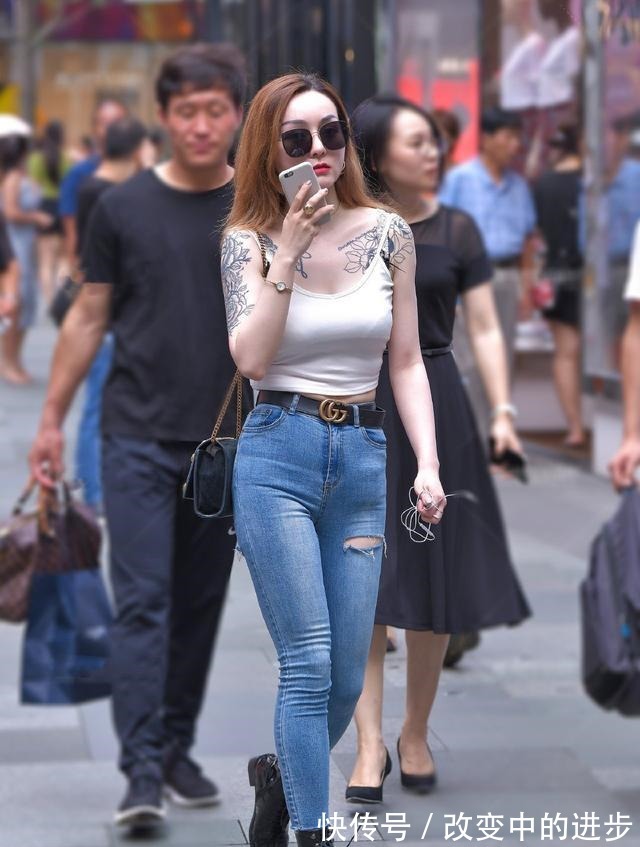 吊带背心 紧身牛仔裤也可以有街头风,穿在身上更洋气迈出不一样的时尚步伐!