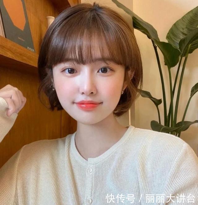 秋冬都在“剪短发”，超A女神范更有气质，基本都逃不出这4款发型