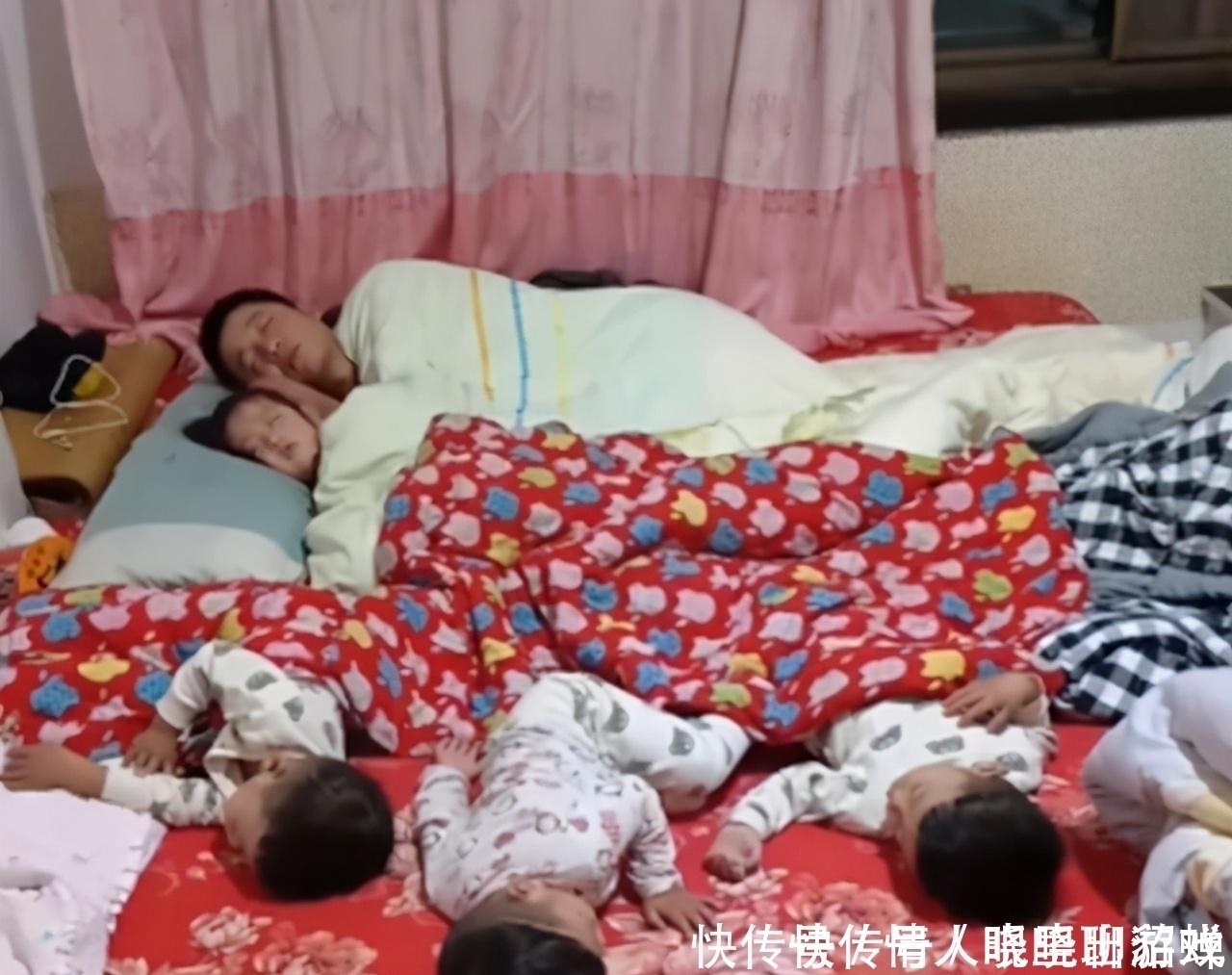 睡姿|“女儿奴”爸爸睡姿走红,仨儿子不如一女儿,网友地位太低了