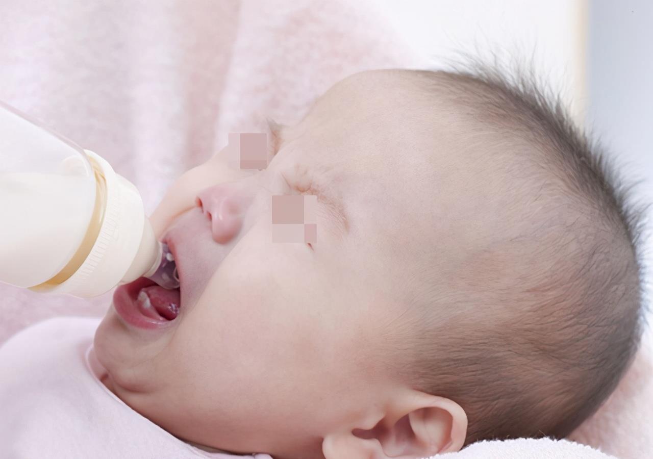 小动作|宝宝吃母乳时三心二意,小动作还多?宝妈别生气,是他到了厌奶期