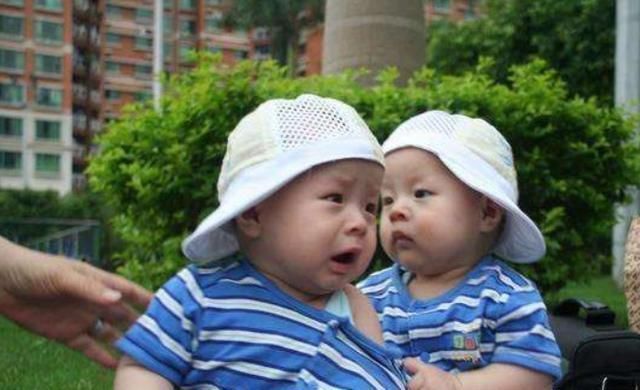 老辈人|妈妈困了想休息,担心双胞胎乱爬不安全,想到个妙招,太有才了