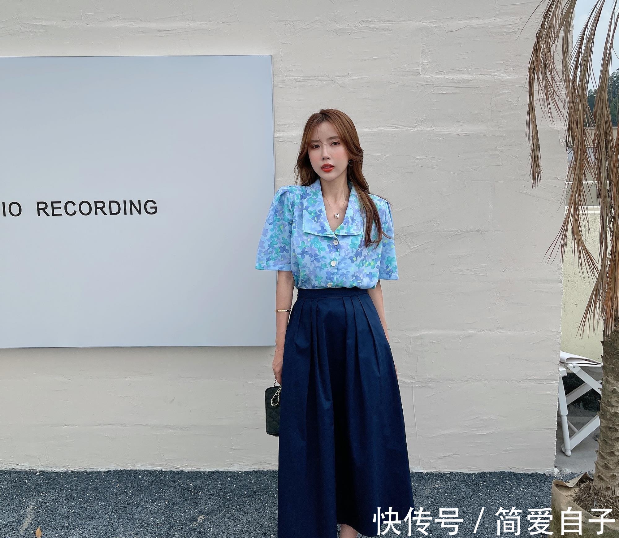 小白裙|今夏流行“碎花衬衫和半裙”,这3个穿搭思路,轻松美一整夏!