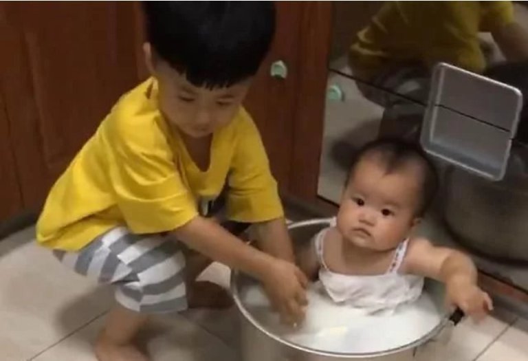 调皮|妈妈刚离开,哥哥就把弟弟放锅里,回来时“高汤”都熬好了