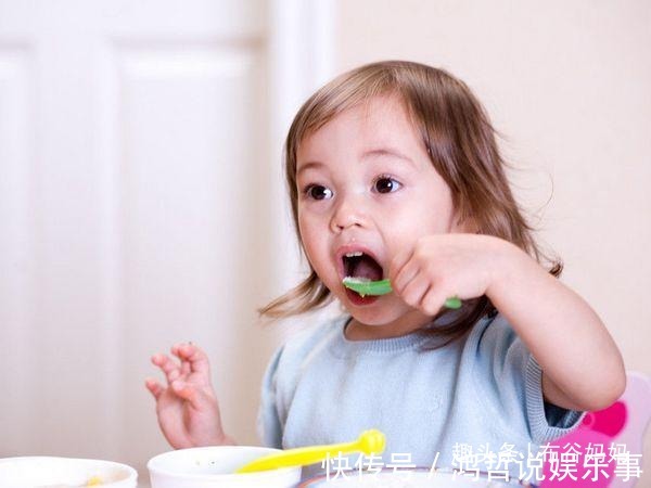 布妞|娃多大可以吃“大人饭菜”?儿科医生:宝宝照着喂养,更健康