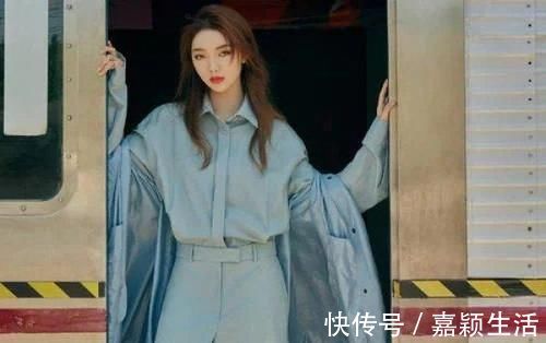 大长腿|小姐姐造型很飒，穿雾霾蓝衬衫套装搭配风衣，眼神凌厉帅气十足