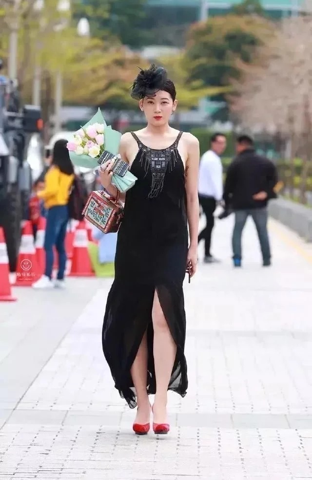 街拍：靓丽的美女，身穿一字肩连衣裙，甜美又不乏时尚的美