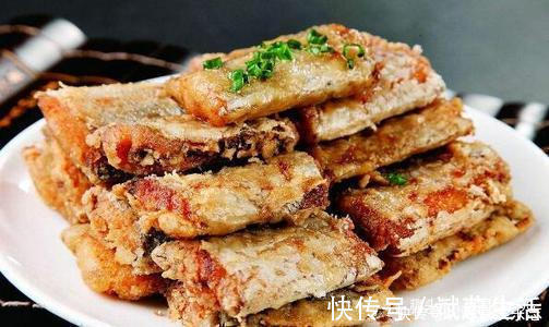 干炸带鱼，直接拍粉炸就错了，难怪腥气不好吃，大厨这样做才对