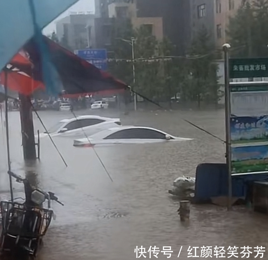 突降暴雨,西安一市场内多车被淹
