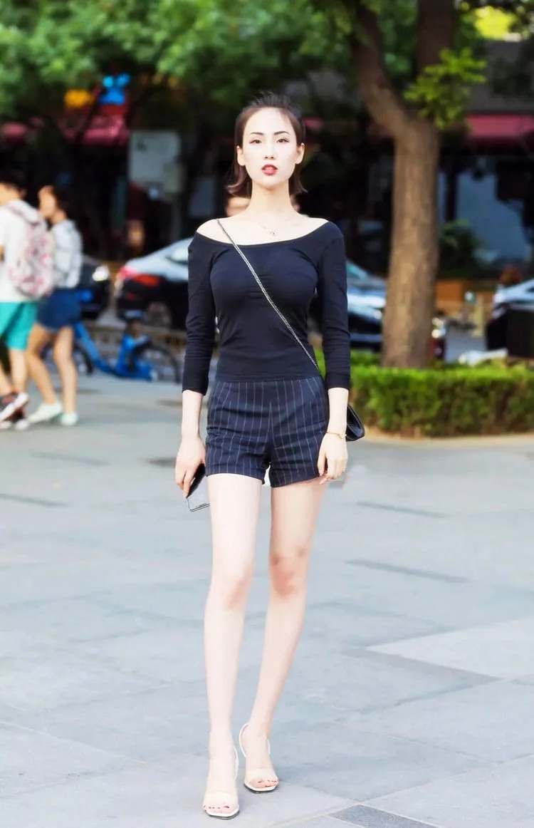 街拍:长发披肩的小美女,身穿个性潮装,笑容甜美可爱