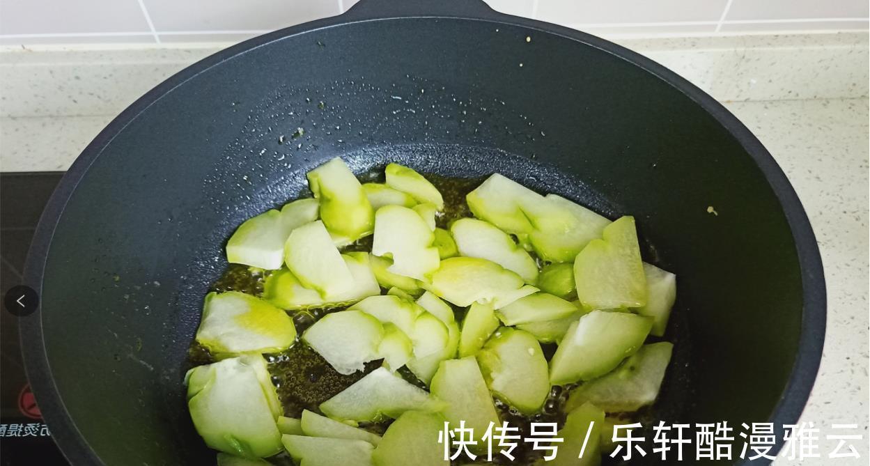 胡萝卜片|八月到了,这蔬菜遇见别错过,和鸡蛋是绝配,香嫩入味特下饭