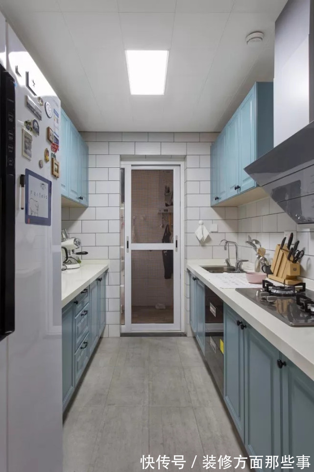 收纳|130平现代风三居室,白色收纳柜直冲天花板收纳整齐有序