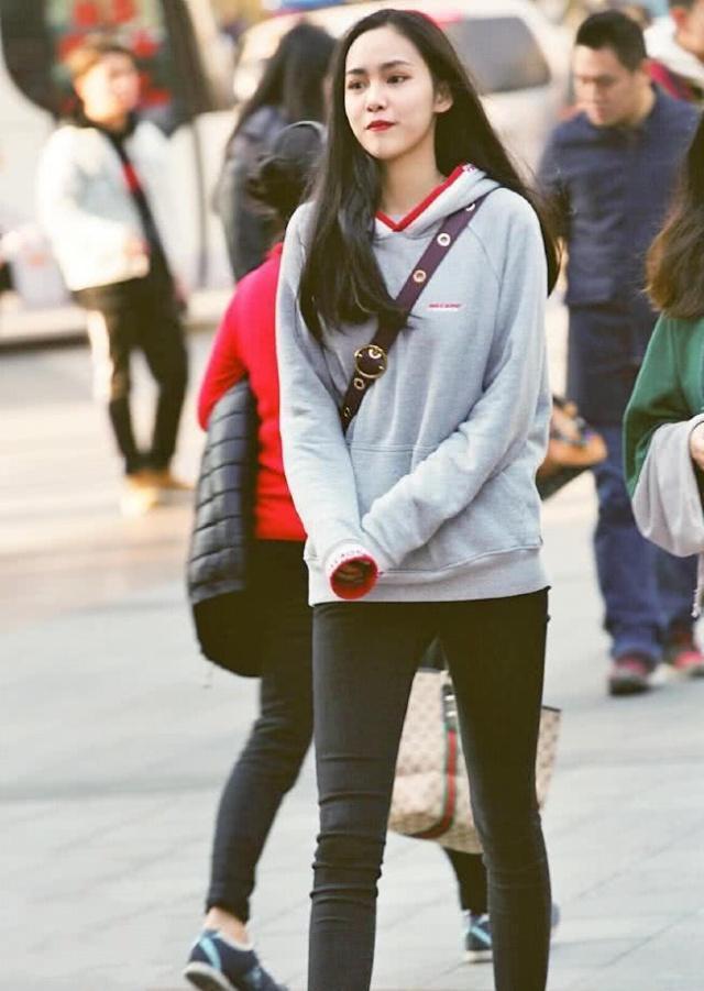 时尚 时髦的皮衣搭配打底裤,恰到好处呈现气质魅力,营造出气场