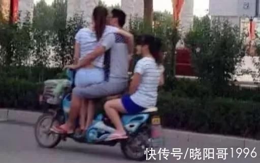 |搞笑GIF:专业电灯泡20年,这车妹子还能淡定的坐下去