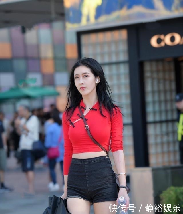 齐臀 女孩如此穿搭,街头吸引路人的眼球,这就是传说中的魅力!