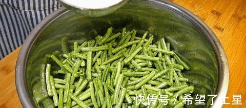 面粉|长豆角别只炒菜吃，教你一道农家做法，是饭也是菜，好吃解馋！
