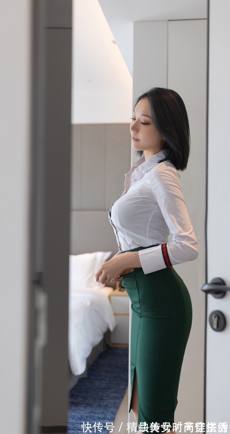 俏皮感 白色的衬衫下搭墨绿色的半身裙,做一个优雅的女人