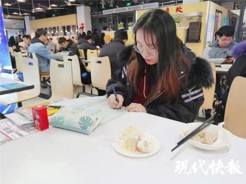 a802|把知识点吃到肚子里！南航食堂为考研学子派发暖心蛋糕