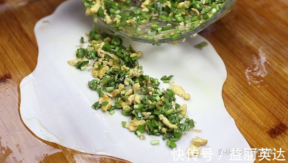 省时|韭菜馅饼学会这样做,不用发面省时省力又好吃,皮薄馅大凉了不硬