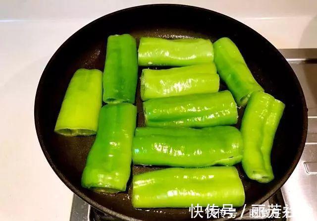 饭店大厨透露做虎皮青椒，别直接下油锅否则不“起皮”不入味
