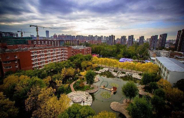 白岩松：大学快成义务教育了，还把自己当成高高在上的精英？